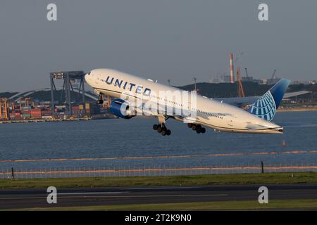 Tokyo, Japon. 12 octobre 2023. Un Boeing 777 (N77012) de United Airlines (UAL) décolle en route vers Washington DC.Aviation Airliner Industry mouvements à l'aéroport international Haneda Tokyo. (Image de crédit : © Taidgh Barron/ZUMA Press Wire) USAGE ÉDITORIAL SEULEMENT! Non destiné à UN USAGE commercial ! Banque D'Images