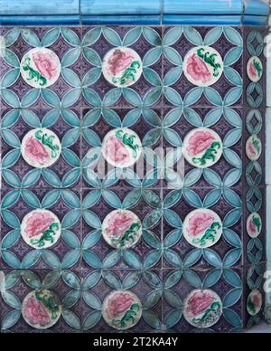 Rangées de tuiles Nyonya antiques avec des fleurs roses avec fond vert. Motif de carreaux floraux de style Baba vintage et Nyonya à penang. Peranak traditionnel Banque D'Images