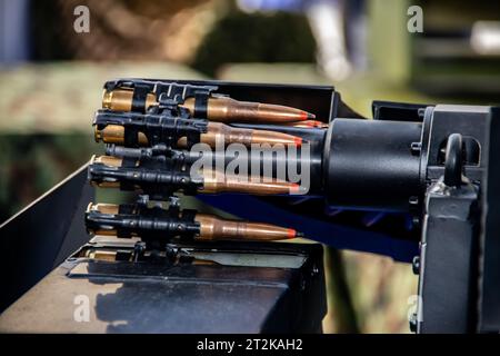 Gros plan de balles de calibre 11,8mm dans une mitrailleuse coaxiale, exposées à l'exposition internationale d'équipement militaire à Belgrade Banque D'Images