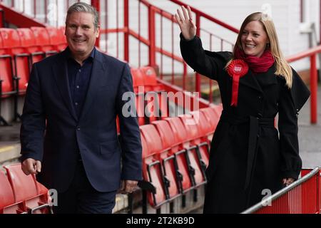 Sarah Edwards, députée travailliste nouvellement élue avec le chef du parti Sir Keir Starmer au Tamworth football Club, après avoir remporté l'élection partielle de Tamworth. Date de la photo : Vendredi 20 octobre 2023. Banque D'Images