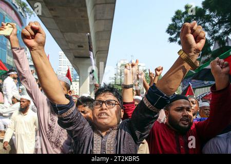 Dhaka, Bangladesh, 20/10/2023, Démo pro-Palästina à Dhaka, Bangladesh les musulmans bangladais se réunissent pour manifester en solidarité avec le peuple palestinien à la mosquée nationale Baitul Mukarram après la prière du vendredi, à Dhaka, Bangladesh, le 20 octobre 2023. District de Wari Dhaka Bangladesh Copyright : xHabiburxRahmanx crédit : Imago/Alamy Live News Banque D'Images