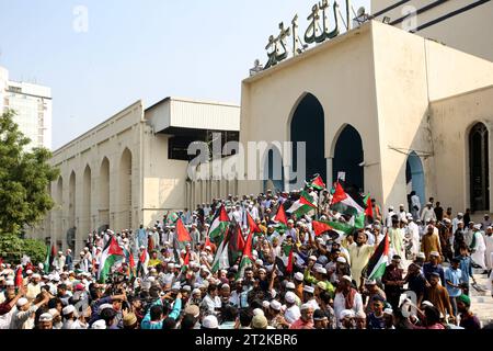 Dhaka, Bangladesh, 20/10/2023, Démo pro-Palästina à Dhaka, Bangladesh les musulmans bangladais se réunissent pour manifester en solidarité avec le peuple palestinien à la mosquée nationale Baitul Mukarram après la prière du vendredi, à Dhaka, Bangladesh, le 20 octobre 2023. District de Wari Dhaka Bangladesh Copyright : xHabiburxRahmanx crédit : Imago/Alamy Live News Banque D'Images