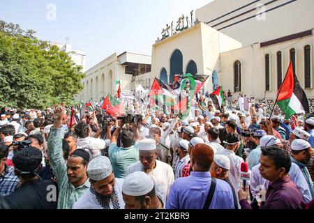 Dhaka, Bangladesh, 20/10/2023, Démo pro-Palästina à Dhaka, Bangladesh les musulmans bangladais se réunissent pour manifester en solidarité avec le peuple palestinien à la mosquée nationale Baitul Mukarram après la prière du vendredi, à Dhaka, Bangladesh, le 20 octobre 2023. District de Wari Dhaka Bangladesh Copyright : xHabiburxRahmanx crédit : Imago/Alamy Live News Banque D'Images