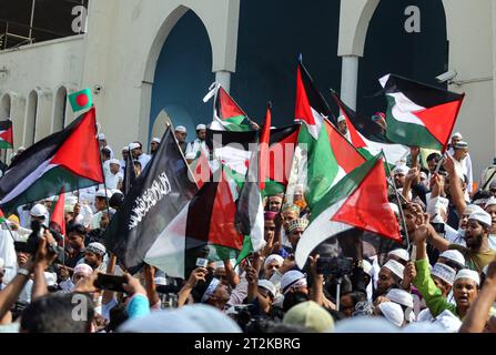 Dhaka, Bangladesh, 20/10/2023, Démo pro-Palästina à Dhaka, Bangladesh les musulmans bangladais se réunissent pour manifester en solidarité avec le peuple palestinien à la mosquée nationale Baitul Mukarram après la prière du vendredi, à Dhaka, Bangladesh, le 20 octobre 2023. District de Wari Dhaka Bangladesh Copyright : xHabiburxRahmanx crédit : Imago/Alamy Live News Banque D'Images