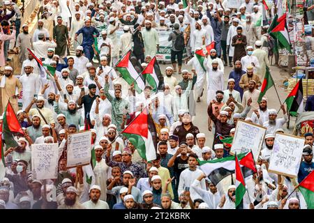 Dhaka, Bangladesh, 20/10/2023, Démo pro-Palästina à Dhaka, Bangladesh les musulmans bangladais se réunissent pour manifester en solidarité avec le peuple palestinien à la mosquée nationale Baitul Mukarram après la prière du vendredi, à Dhaka, Bangladesh, le 20 octobre 2023. District de Wari Dhaka Bangladesh Copyright : xHabiburxRahmanx crédit : Imago/Alamy Live News Banque D'Images