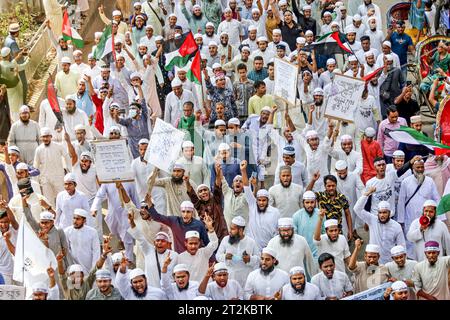 Dhaka, Bangladesh, 20/10/2023, Démo pro-Palästina à Dhaka, Bangladesh les musulmans bangladais se réunissent pour manifester en solidarité avec le peuple palestinien à la mosquée nationale Baitul Mukarram après la prière du vendredi, à Dhaka, Bangladesh, le 20 octobre 2023. District de Wari Dhaka Bangladesh Copyright : xHabiburxRahmanx crédit : Imago/Alamy Live News Banque D'Images