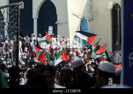 Dhaka, Bangladesh, 20/10/2023, Démo pro-Palästina à Dhaka, Bangladesh les musulmans bangladais se réunissent pour manifester en solidarité avec le peuple palestinien à la mosquée nationale Baitul Mukarram après la prière du vendredi, à Dhaka, Bangladesh, le 20 octobre 2023. District de Wari Dhaka Bangladesh Copyright : xHabiburxRahmanx crédit : Imago/Alamy Live News Banque D'Images