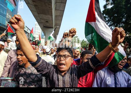 Dhaka, Bangladesh, 20/10/2023, Démo pro-Palästina à Dhaka, Bangladesh les musulmans bangladais se réunissent pour manifester en solidarité avec le peuple palestinien à la mosquée nationale Baitul Mukarram après la prière du vendredi, à Dhaka, Bangladesh, le 20 octobre 2023. District de Wari Dhaka Bangladesh Copyright : xHabiburxRahmanx crédit : Imago/Alamy Live News Banque D'Images