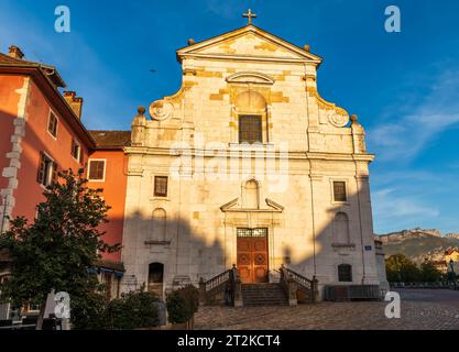 Église Saint François de Sales en soirée, à Annecy sur les rives de la Thioule, en haute Savoie, France Banque D'Images