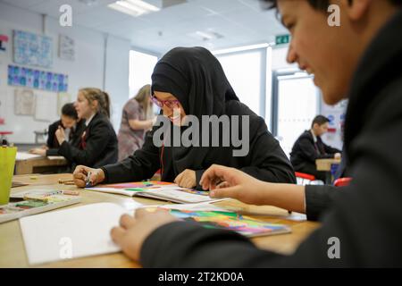 Un cours d'art dans une école secondaire britannique. Banque D'Images