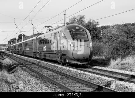 Le nouveau train électrique Lumo Azuma opérant sur la ligne principale de la côte est, en Angleterre, au Royaume-Uni. Banque D'Images