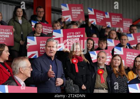 Sarah Edwards, députée travailliste nouvellement élue avec le chef du parti Sir Keir Starmer au Tamworth football Club, après avoir remporté l'élection partielle de Tamworth. Date de la photo : Vendredi 20 octobre 2023. Banque D'Images