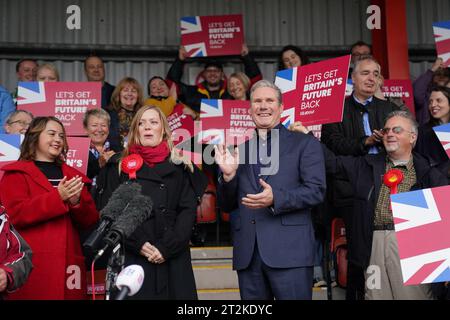 Sarah Edwards, députée travailliste nouvellement élue avec le chef du parti Sir Keir Starmer au Tamworth football Club, après avoir remporté l'élection partielle de Tamworth. Date de la photo : Vendredi 20 octobre 2023. Banque D'Images