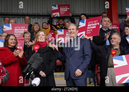 Sarah Edwards, députée travailliste nouvellement élue avec le chef du parti Sir Keir Starmer au Tamworth football Club, après avoir remporté l'élection partielle de Tamworth. Date de la photo : Vendredi 20 octobre 2023. Banque D'Images