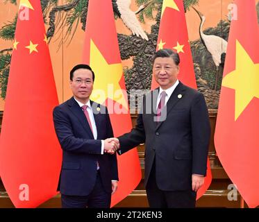 Pékin, Chine. 20 octobre 2023. Le président chinois Xi Jinping rencontre le président vietnamien Vo Van Thuong, qui est à Pékin pour le troisième Forum ceinture et route pour la coopération internationale, au Grand Hall du peuple à Beijing, capitale de la Chine, le 20 octobre 2023. Crédit : Zhai Jianlan/Xinhua/Alamy Live News Banque D'Images