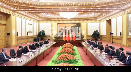 Pékin, Chine. 20 octobre 2023. Le président chinois Xi Jinping rencontre le président vietnamien Vo Van Thuong, qui est à Pékin pour le troisième Forum ceinture et route pour la coopération internationale, au Grand Hall du peuple à Beijing, capitale de la Chine, le 20 octobre 2023. Crédit : Liu Weibing/Xinhua/Alamy Live News Banque D'Images