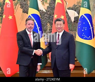 Pékin, Chine. 20 octobre 2023. Le président chinois Xi Jinping rencontre le président de la Chambre des députés du Brésil, Arthur Lira, au Grand Hall du peuple à Pékin, capitale de la Chine, le 20 octobre 2023. Crédit : Zhai Jianlan/Xinhua/Alamy Live News Banque D'Images