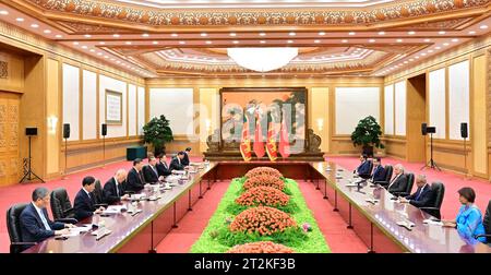 Pékin, Chine. 20 octobre 2023. Le président chinois Xi Jinping rencontre le président sri-lankais Ranil Wickremesinghe, qui est à Pékin pour le troisième Forum ceinture et route pour la coopération internationale, au Grand Hall du peuple à Beijing, capitale de la Chine, le 20 octobre 2023. Crédit : Zhai Jianlan/Xinhua/Alamy Live News Banque D'Images