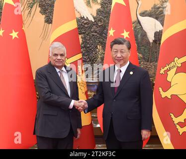 Pékin, Chine. 20 octobre 2023. Le président chinois Xi Jinping rencontre le président sri-lankais Ranil Wickremesinghe, qui est à Pékin pour le troisième Forum ceinture et route pour la coopération internationale, au Grand Hall du peuple à Beijing, capitale de la Chine, le 20 octobre 2023. Crédit : Liu Weibing/Xinhua/Alamy Live News Banque D'Images