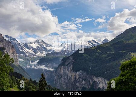 murren suisse au-dessus de la vallée de lauterbrunnen avec le breithorn et le tschingelhorn en arrière-plan vu de wengen Banque D'Images