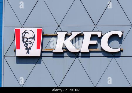 Tyumen, Russie-09 août 2023 : gros plan du logo KFC. KFC est une chaîne de restauration rapide américaine. Banque D'Images