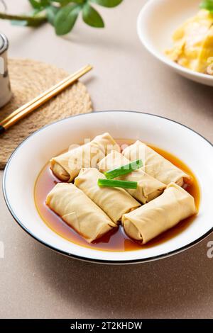 Morceaux de tofu séchés bouillis et morceaux de gingembre avec bouillon Banque D'Images