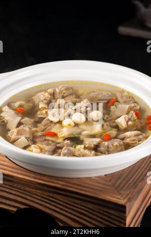 Une délicieuse et tentante soupe d'oie rôtie braisée de style cantonais Banque D'Images
