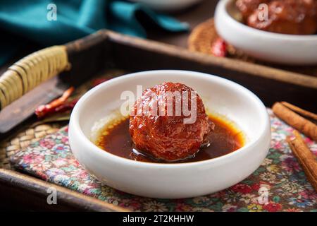 Boule de porc braisée en sauce brune avec riz, boulettes de viande Lion's Head Banque D'Images