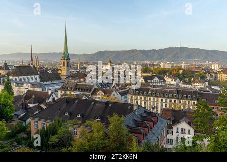 Vue panoramique sur la vieille ville de Zürich, connue sous le nom de « Altstadt », nichée des deux côtés de la Limmat depuis Polystrasse. Banque D'Images