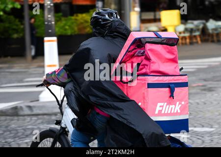 Paris, France. 19 octobre 2023. Une livraison pour Flink sur son vélo ou son vélo. Illustration de livraisons pour les plateformes de livraison de repas à emporter à domicile, à Paris, France le 19 octobre 2023. Crédit : Victor Joly/Alamy Live News Banque D'Images