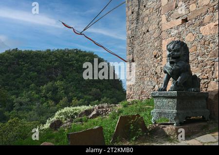 Statue vor dem Eingang zum Messner Mountain Museum BEI Bozen, Italien *** Statue devant l'entrée du Messner Mountain Museum près de Bolzano, Italie crédit : Imago/Alamy Live News Banque D'Images