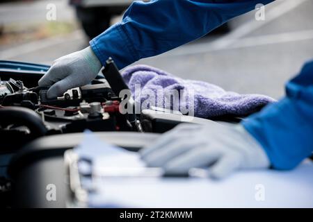 Mechanic repairing car Banque D'Images