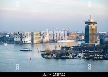 Amsterdam, pays-Bas - Palais de Justice de Claus en Kaan Architecten et immeuble Ijdok de Zeinstra van Gelderen Architects, rivière IJ Banque D'Images