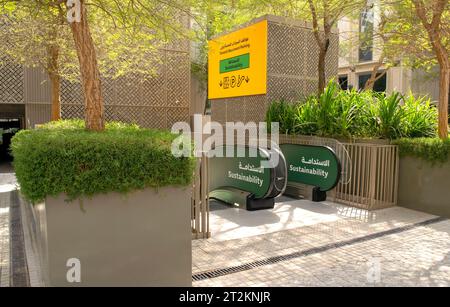 Dubaï - Émirats arabes Unis - 18 décembre 2020 : panneau de stationnement du sous-sol des locataires du quartier durable à l'Expo 2020 de Dubaï. Dubai EXPO Street. Banque D'Images