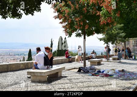 GRENADE, ESPAGNE - 4 SEPTEMBRE 2019 : 'Mirador de San Nicolas', un célèbre point de vue public dans le quartier d'Albaicin. Banque D'Images