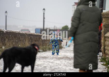 20/10/23. Hartlepool, Royaume-Uni. D'énormes vagues causées par la tempête Babet claquent le brise-lames de la pointe à Hartlepool. La deuxième tempête nommée de l'année a généré des vitesses de vent de près de 60 km/h au large de la côte nord-est. Crédit photo : Jason Brown/Alamy Live News Banque D'Images