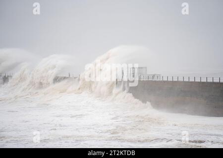 20/10/23. Hartlepool, Royaume-Uni. D'énormes vagues causées par la tempête Babet claquent le brise-lames de la pointe à Hartlepool. La deuxième tempête nommée de l'année a généré des vitesses de vent de près de 60 km/h au large de la côte nord-est. Crédit photo : Jason Brown/Alamy Live News Banque D'Images