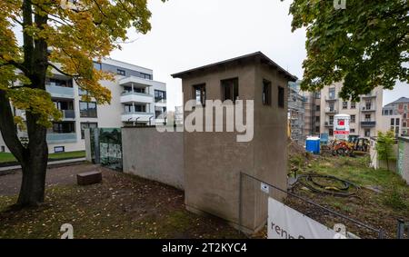 20 octobre 2023, Saxe, Chemnitz : une tour de guet de l'ancienne prison de la Stasi sur la Kaßberg fait maintenant partie de l'ensemble mémorial. L'ancienne prison a joué un rôle important en RDA en tant que plaque tournante pour la rançon des prisonniers politiques à la République fédérale et a donc été également considérée par beaucoup comme la «porte d'entrée de la liberté». Ceci est commémoré par le nouveau mémorial, qui a maintenant été inauguré dans une ancienne aile de prison du bâtiment. D'autres chapitres de l'histoire du complexe et de la vie de ceux qui y étaient autrefois emprisonnés sont également abordés. Le résultat est un lieu de souvenir pour venir t Banque D'Images