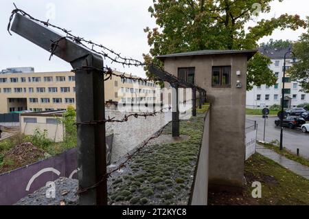 20 octobre 2023, Saxe, Chemnitz : des barbelés longent une tour de guet de l'ancienne prison de la Stasi sur la Kaßberg. L'ancienne prison a joué un rôle important en RDA en tant que plaque tournante pour la libération des prisonniers politiques en République fédérale et a donc été considérée par beaucoup comme la «porte d'entrée de la liberté». Ceci est commémoré par le nouveau mémorial, qui a maintenant été inauguré dans une ancienne aile de prison du bâtiment. D'autres chapitres de l'histoire du complexe et de la vie de ceux qui y étaient autrefois emprisonnés sont également abordés. Le résultat est un lieu de souvenir pour venir à accepter l'esprit Banque D'Images