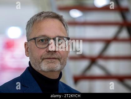 20 octobre 2023, Saxe, Chemnitz : Peter Wellach, commissaire d'exposition, se tient dans l'ancienne prison de la Stasi sur la Kaßberg. L'ancienne prison a joué un rôle important en RDA en tant que plaque tournante pour la rançon des prisonniers politiques à la République fédérale et a donc été également considérée par beaucoup comme la «porte d'entrée de la liberté». Ceci est commémoré par le nouveau mémorial, qui a maintenant été inauguré dans une ancienne aile de prison du bâtiment. D'autres chapitres de l'histoire du complexe et de la vie de ceux qui y étaient autrefois emprisonnés sont également abordés. Le résultat est un lieu de mémoire pour venir à terme Banque D'Images