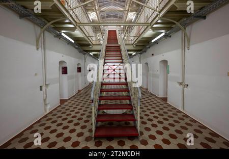 20 octobre 2023, Saxe, Chemnitz : vue de l'ancienne prison de la Stasi sur la Kaßberg. L'ancienne prison a joué un rôle important en RDA en tant que plaque tournante pour la libération des prisonniers politiques en République fédérale et a donc été considérée par beaucoup comme la «porte d'entrée de la liberté». Ceci est commémoré par le nouveau mémorial, qui a maintenant été inauguré dans une ancienne aile de prison du bâtiment. D'autres chapitres de l'histoire du complexe et de la vie de ceux qui y étaient autrefois emprisonnés sont également abordés. Le résultat est un lieu de souvenir pour venir à bout de l'injustice et payer la tribut Banque D'Images