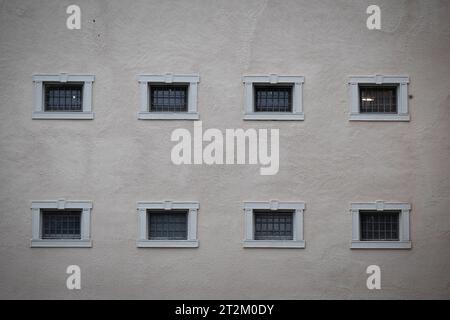 20 octobre 2023, Saxe, Chemnitz : les fenêtres des cellules de l'ancienne prison de la Stasi sur la Kaßberg sont visibles dans la façade rénovée du bâtiment. L'ancienne prison a joué un rôle important en RDA en tant que plaque tournante pour la libération des prisonniers politiques vers la République fédérale et a donc été considérée par beaucoup comme la «porte d'entrée de la liberté». Ceci est commémoré par le nouveau mémorial, qui a maintenant été inauguré dans une ancienne aile de prison du bâtiment. D'autres chapitres de l'histoire du complexe et de la vie de ceux qui y étaient autrefois emprisonnés sont également abordés. Le résultat est un lieu Banque D'Images