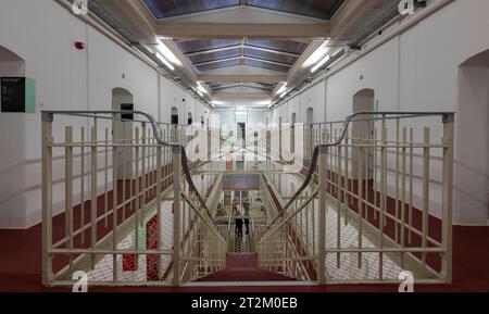 20 octobre 2023, Saxe, Chemnitz : vue de l'ancienne prison de la Stasi sur la Kaßberg. L'ancienne prison a joué un rôle important en RDA en tant que plaque tournante pour la libération des prisonniers politiques en République fédérale et a donc été considérée par beaucoup comme la «porte d'entrée de la liberté». Ceci est commémoré par le nouveau mémorial, qui a maintenant été inauguré dans une ancienne aile de prison du bâtiment. D'autres chapitres de l'histoire du complexe et de la vie de ceux qui y étaient autrefois emprisonnés sont également abordés. Le résultat est un lieu de souvenir pour venir à bout de l'injustice et payer la tribut Banque D'Images