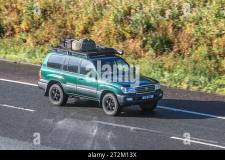 2003 Toyota Land Cruiser Amazon V8 A Auto Green car SUV essence 4686 cc ; voyageant à grande vitesse sur l'autoroute M6 dans le Grand Manchester, Royaume-Uni Banque D'Images