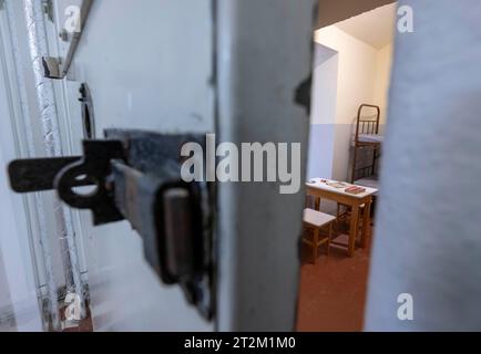 20 octobre 2023, Saxe, Chemnitz : vue d'une cellule reconstruite dite "Freikauf" dans l'ancienne prison de la Stasi sur la Kaßberg. L'ancienne prison a joué un rôle important dans la RDA en tant que plaque tournante pour la rançon des prisonniers politiques à la République fédérale et a donc été considérée par beaucoup comme la «porte d'entrée de la liberté. Ceci est commémoré par le nouveau mémorial, qui a maintenant été inauguré dans une ancienne aile de prison du bâtiment. D'autres chapitres de l'histoire du complexe et de la vie de ceux qui y étaient autrefois emprisonnés sont également abordés. Le résultat est un lieu de mémoire pour venir à terme Banque D'Images