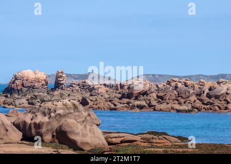 Côte rocheuse près de Tregastel, Côte de granit Rose, Côtes-dArmor département, Bretagne, France Banque D'Images