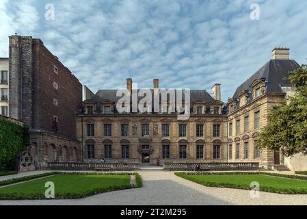 Parc et bâtiment de l'historique Hôtel de Sully, construit en 1625, Paris, France Banque D'Images
