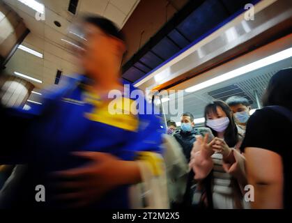 PÉKIN, CHINE - 20 OCTOBRE 2023 - les passagers montent et descendent d'un train de métro à la station de métro Lama Temple à Pékin, Chine, le 20 octobre 2023. Banque D'Images