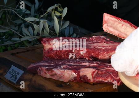 Metzger schneidet steaks à Monteriggioni, Toskana, Italien *** Butcher coupe des steaks à Monteriggioni, Toscane, Italie crédit : Imago/Alamy Live News Banque D'Images