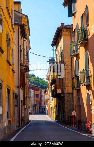 City Street à Porto Ceresio dans une journée ensoleillée d'été à Porto Ceresio, Lombardie, Italie Banque D'Images